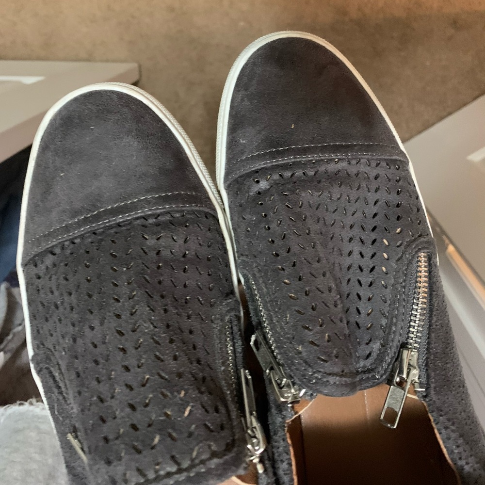 Tennis shoes